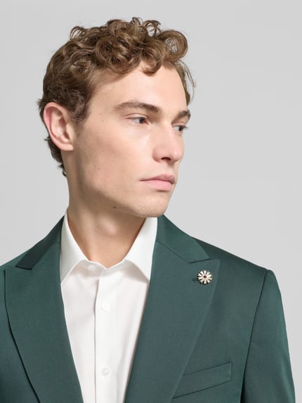 Männermodel trägt Regular Fit Sakko aus Satin van MCNEAL in donkergroen met reverskraag, 2-knoopsluiting, borstzak, detailopname bovenlichaam.