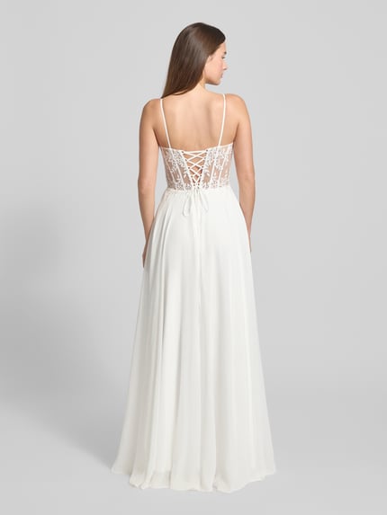 Vrouwenmodel draagt Regular Fit Brautkleid mit floralem Spitzenbesatz van Luxuar, wit, semitransparant design, rugvetersluiting, hele lichaamsachteraanzicht.