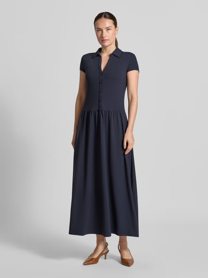 Frauenmodel trägt Midikleid aus Viskose-Mix von Emporio Armani in Dunkelblau, taillierte Passform, Knopfleiste, Ganzkörperansicht von vorne.