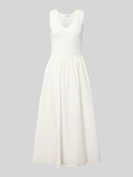 Produktfoto, crèmekleurig dames midi-jurk met V-hals en kant, katoen- en viscosemix, getailleerd model, model 'Nami' van OH APRIL