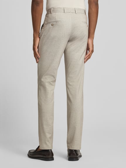 Mannenmodel draagt Hose mit französischen Eingrifftaschen van ATELIER TORINO, beige, katoenmix, tapered fit, achteraanzicht, Ganzkörperansicht Rückansicht.