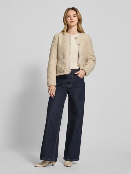 Frauenmodel trägt Regular Fit Teddy-Jacke mit Stepp-Besatz Modell 'ESPRESSO' von Vero Moda, Optik: Unifarben, Materialverarbeitung: Teddyfell, Ganzkörperansicht von vorne.