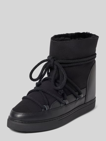 Produktfoto, schwarze Boots mit Schnürverschluss Modell 'Classic' von INUIKII mit abgerundeter Passform und profilierter Sohle, Damen.