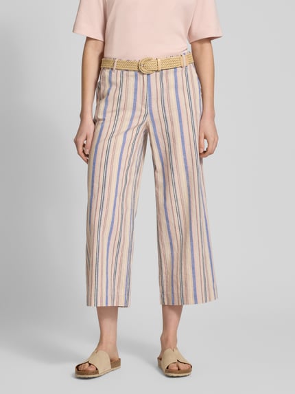 Vrouwenmodel draagt Wide Fit Stoffhose aus Leinen-Mix van Christian Berg Woman met gestreept patroon, beige en blauw, gevlochten riem, verkorte pasvorm, steekzakken, knoop- en ritssluiting, linnen-katoenmix, vooraanzicht volledige lichaamsopname.
