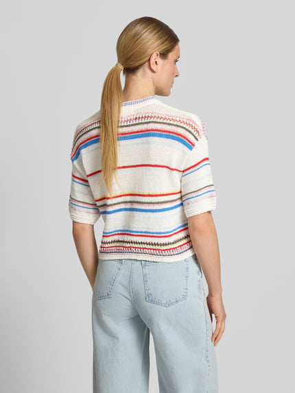 Vrouwenmodel draagt Strickjacke aus Baumwoll-Mix mit 1/2-Arm van Oui, regular fit, allover-look, ronde hals, knoopsluiting, half lange mouwen, ruglengte 48 cm bij maat 36, mouwlengte 33 cm, lichte kleuren met gestreept patroon, structuur breisel, volledige rugaanzicht.