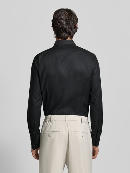 Mannelijk model draagt Slim Fit Freizeithemd aus reiner Baumwolle Modell 'KENNO' van HUGO, zwart, fijne structuur, geheel van achteren.