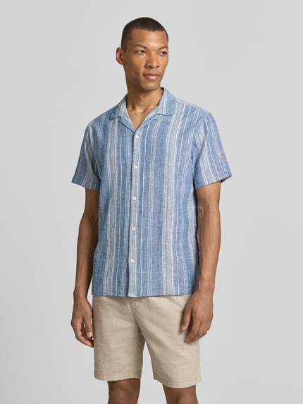 Männermodel trägt Regular Fit Freizeithemd mit Leinen-Anteil Modell 'Summer' von Jack & Jones Premium, blau-weiß gestreift, Ganzkörperansicht von vorne. Baumwoll-Mix, Reverskragen, kurzärmelig, durchgehende Knopfleiste.