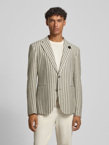 Männermodel trägt Slim Fit 2-Knopf-Sakko mit Paspeltaschen Modell 'Hawksley' von JOOP! Collection im Baumwoll-Lyocell-Mix, beige mit weißen Streifen, Reverskragen, Ganzkörperansicht von vorne. Rückenlänge 72 cm, Schulterbreite 45 cm, Ärmellänge 67 cm bei Größe 50.