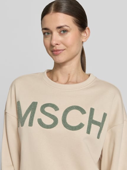 Frauenmodel trägt Sweatshirt mit Label-Stitching Modell 'Mela Briena' von MSCH Copenhagen aus Baumwoll-Mix, Loose-Fit, Rundhalsausschnitt, Nahaufnahme Oberkörper