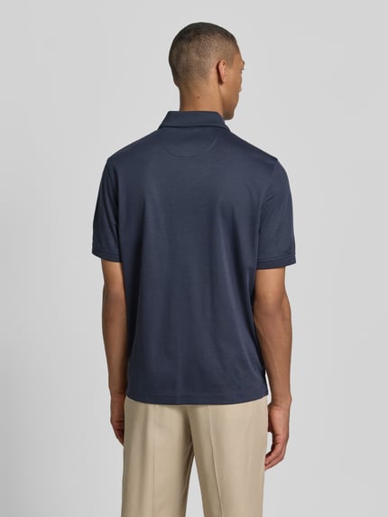 Männermodel trägt Regular Fit Poloshirt mit Brusttasche und Label-Stitching von bugatti in Dunkelblau, Rückenansicht, Ganzkörperansicht Rückansicht. Rückenlänge bei Größe M: 70 cm, Polokragen, Knopfleiste.