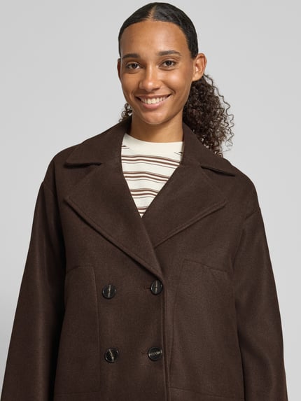 Frauenmodel trägt Regular Fit Mantel mit Reverskragen Modell 'NANCY' von ONLY, unifarben, Fleece, Nahaufnahme Oberkörper.