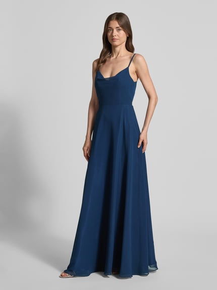 Modelka kobieca ma na sobie Midikleid mit rückseitigem Knotendetail od Laona, granatowy szyfon, krój A-linia, cienkie ramiączka, długość tyłu w rozmiarze 36: 114 cm, szerokość w rozmiarze 36: 34 cm, widok całej sylwetki z przodu.