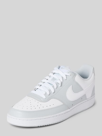 Produktfoto, Herren Sneaker mit Logo-Detail aus Glattleder in Weiß und Hellgrau, abgerundete Passform, Modell 'Court Vision' von Nike, Schnürverschluss, Absatzhöhe bei Größe 10: 3 cm, Schafthöhe bei Größe 10: 7 cm, Schaftweite bei Größe 10: 6 cm, strukturierte Oberfläche