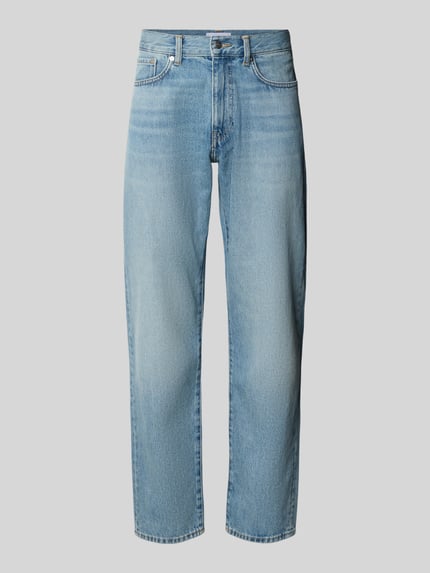 Produktfoto, Jeans im Used-Look Modell 'COSMOS' von Edwin, helle Baumwolle, Regular Fit, sichtbare Waschung, glatte Textur, Herrenhose