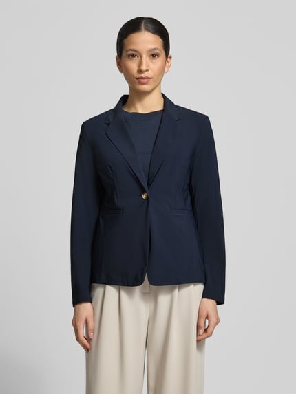 Vrouwenmodel draagt Slim Fit Blazer mit knoopsluiting van WHITE LABEL in donkerblauw materiaalmix met stretch, reverskraag, steekzakken, ruglengte maat 36: 61 cm, borstwijdte 50 cm, mouwlengte 61 cm, slim fit, ganzlichaamsaanzicht van voren.