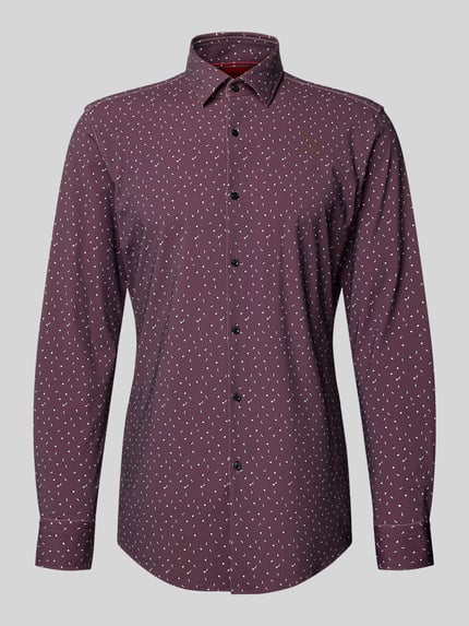Männermodel trägt Slim Fit Businesshemd mit Kentkragen Modell 'KENNO' von HUGO in Bordeaux mit Optik:Allover-Muster, Ganzkörperansicht von vorne.