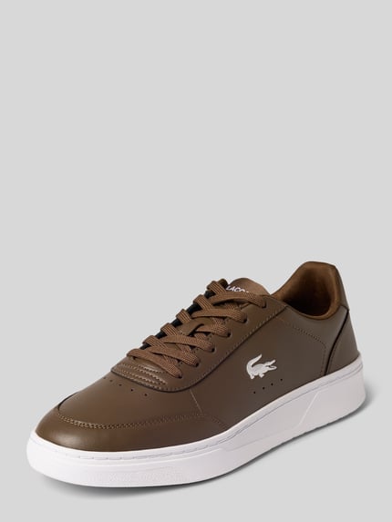 Produktfoto, brązowe sneakersy z białą podeszwą, wytłoczone logo, model 'Court Pro' od Lacoste, męskie sneakersy