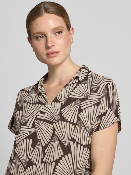 Frauenmodel trägt Knielanges Kleid aus Viskose mit Umlegekragen von Betty Barclay, abstraktes Muster in Beige und Braun, V-Ausschnitt, Reine Viskose, Straight Fit, Knielänge, Kurzarm, Rückenlänge 77 cm, Brustweite 48 cm, Ärmellänge 14 cm, Nahaufnahme Oberkörper.