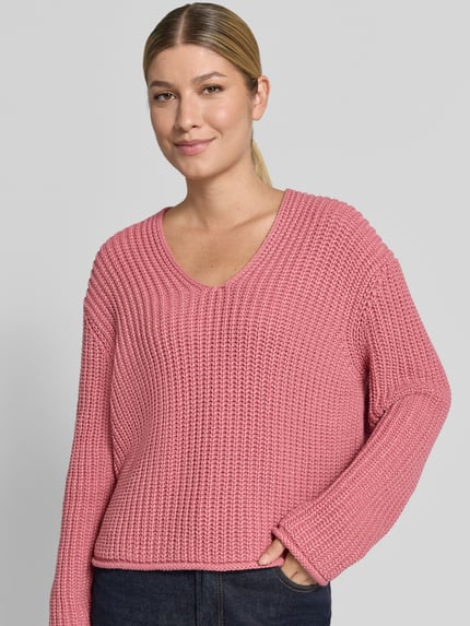Frauenmodel trägt Loose Fit Pullover aus Baumwoll-Mix von Marc O'Polo in Rosa, grob gestrickte Textur, Nahaufnahme Oberkörper. Damen Pullover von Marc O'Polo.