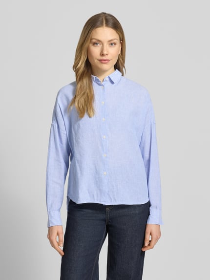 Kobiece model prezentuje Regular Fit Bluse aus Leinen-Baumwoll-Mix Modell 'LUCY' von 0039 Italy, krój regular fit, mieszanka lnu i bawełny, kołnierzyk koszulowy, długość tyłu 67 cm, długość rękawów 46 cm, jasnoniebieska, prosta faktura, Ganzkörperansicht von vorne.