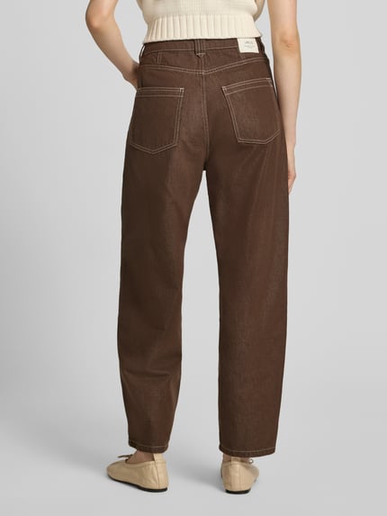 Kobiece modelka nosi Barrel Fit Jeans mit Eingrifftaschen von Lanius, Mieszanka bawełny i lyocellu, szerokość w rozmiarze 36: 36 cm, długość wewnętrzna nogawki w rozmiarze 36: 74 cm, brązowy kolor, tekstura gładka, widoczne wpuszczane kieszenie, zapięcie na guzik i zamek błyskawiczny, widok całej sylwetki z tyłu.