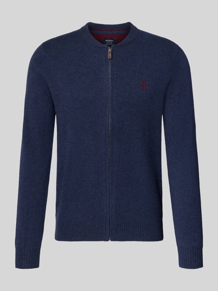 Produktfoto, Regular Fit Strickjacke aus reiner Wolle mit Logo-Stickerei von MCNEAL, granatowy kolor, prążkowany kołnierz i wykończenia, zamek błyskawiczny, długość tyłu 69 cm, długość rękawa 74 cm, krój regular fit
