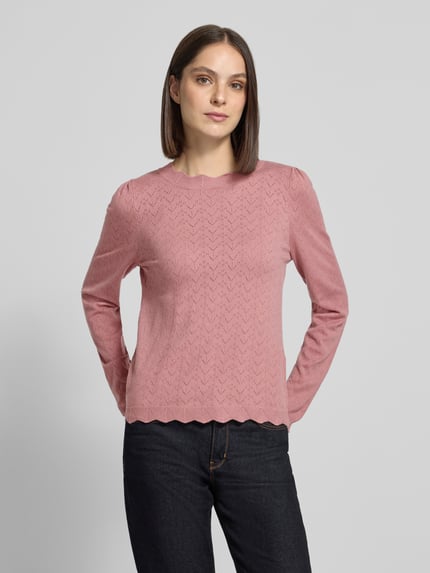 Vrouwenmodel draagt Regular fit gebreide pullover uit viscosemix Model 'femi' van VILA, roze tint, zigzagstructuur, ronde hals, damessweater, ruglengte maat S 54 cm, mouwlengte maat S 63 cm, voorkant bovenlijf close-up.