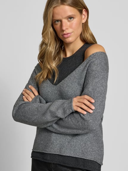 Vrouwenmodel draagt grijze en antracietkleurige Strickpullover im 2-in-1-Look Modell 'YASMIN' van Topshop uit katoenmix met stretch, regular fit, detailopname bovenlichaam.