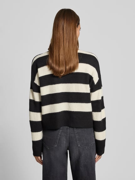 VERO MODA Sweter o kroju regular fit ze wzorem na całej powierzchni model ‘NEZ’ Czarny 5