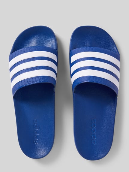 Produktfoto, Badeschuhe mit Kontraststreifen von adidas Sportswear, unifarben blau mit weißen Streifen, zaokrąglony nosek, płaska podeszwa, teksturowana podeszwa