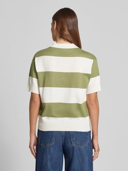Frauenmodel trägt Regular Fit Koszulka polo aus mieszanka wiskozy Modell 'LULS' von ICHI, imitacja dzianiny, długość tyłu 58 cm, długość rękawów 21 cm, szerokie zielono-białe pasy, Ganzkörperansicht Rückansicht.