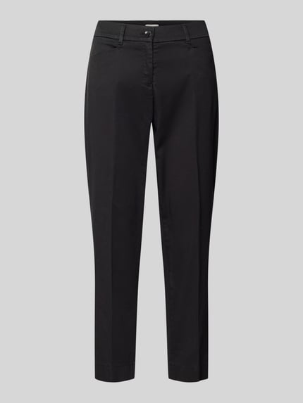 Produktfoto, schwarze Straight Fit Stoffhose mit Lyocell-Anteil Modell 'Mara' von Brax mit Bügelfalten und Taschen, glatte, weiche Textur.