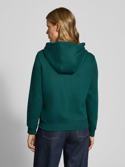 Vrouwenmodel draagt donkergroene regular fit sweatjack uit katoenmix van Tommy Jeans, Dames sweatjack, volledig silhouet vanaf achteren