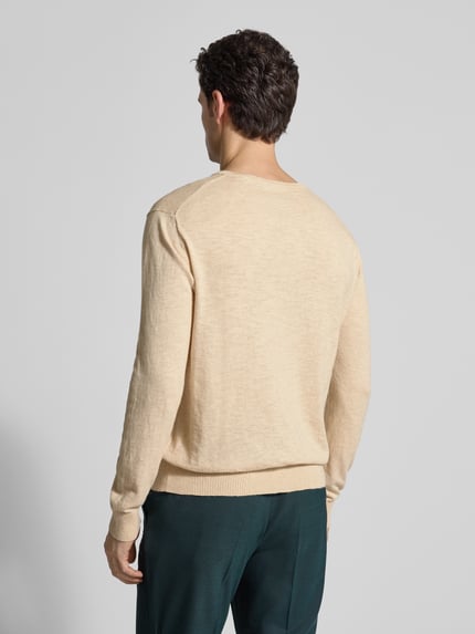 Männermodel trägt Longsleeve mit Leinen-Anteil von Gant in Beige, gerader Schnitt, Rundhalsausschnitt, Baumwoll-Leinen-Mix, Ganzkörperansicht Rückansicht.