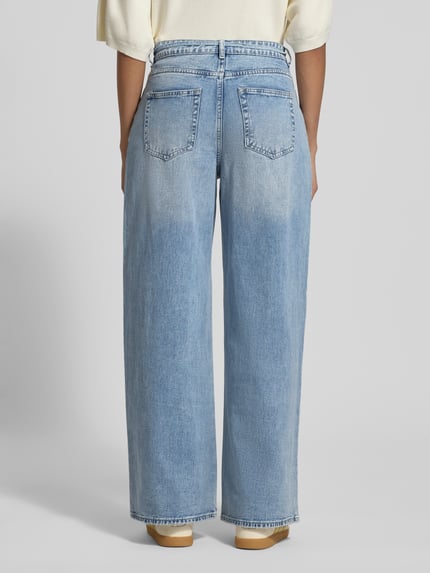 Frauenmodel trägt Loose Fit Jeans aus Baumwoll-Mix Modell 'WIEN' von Vero Moda in heller Denim-Optik, 5-Pocket-Design, Ganzkörperansicht Rückansicht.