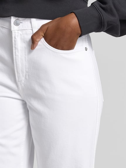 Männermodel trägt Flared Fit Jeans im 5-Pocket-Design von Anine Bing, białe, z paskiem i zapięciem na guzik, szerokość w rozmiarze 27: 37 cm, długość nogawki 85 cm, zbliżenie na górną część spodni