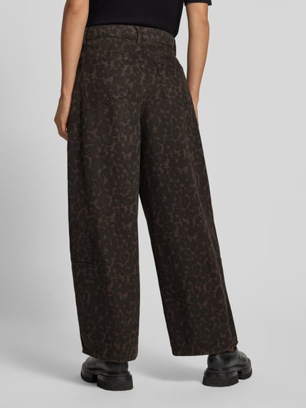 Frauenmodel trägt Wide Fit Jeans aus reiner Baumwolle mit Animal-Print von Oui, dunkle Farben, 5-Pocket-Design, Ganzkörperansicht Rückansicht.