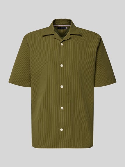 Produktfoto, zielono-oliwkowe Relaxed Fit Freizeithemd aus Seersucker-Material od Tommy Hilfiger, krótki rękaw, wzór allover, drobna faktura