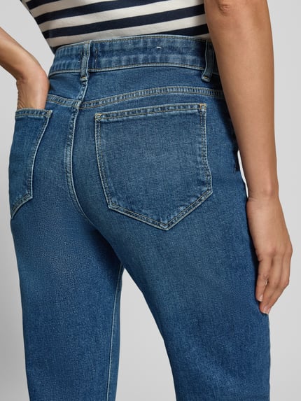 Frauenmodel trägt Regular Fit Straight Fit Jeans mit hoher Leibhöhe von JAKE*S WOMAN CASUAL, mittelblaue Denim-Optik, 5-Pocket-Design, Nahaufnahme Rückansicht.
