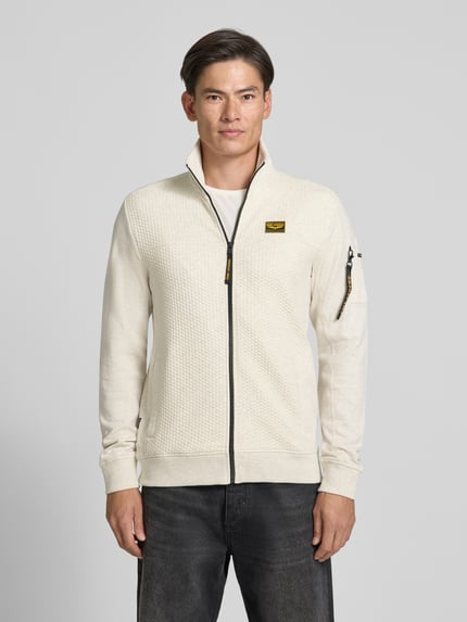 Männermodel trägt Sweatjacke mit Stehkragen und Label-Patch von PME Legend, cremefarben, Strukturmuster, Ganzkörperansicht von vorne.