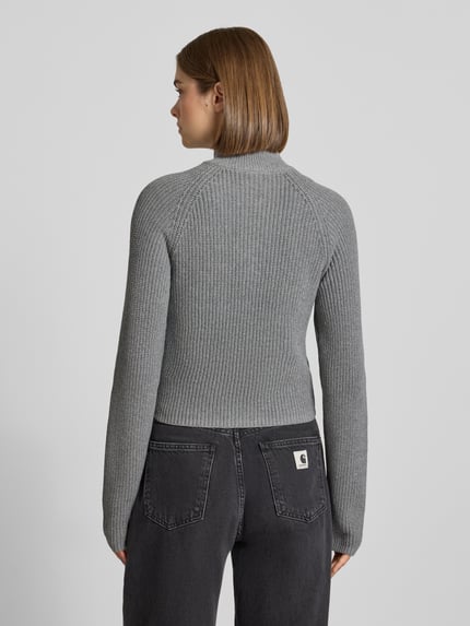 Frauenmodel trägt graue Slim Fit Jacke aus Baumwoll-Mix Modell 'Dara' von NOISY MAY®, strukturierte Oberfläche, Ganzkörperansicht Rückansicht.