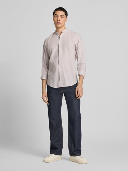Männermodel trägt Freizeithemd mit Leinen-Anteil Modell 'BREEZE' von Jack & Jones im Baumwoll-Leinen-Mix Regular-Fit mit Stehkragen, Knopfleiste, Rückenlänge 75 cm, Schulterbreite 48 cm, Ärmellänge 64 cm, helles Material, kombiniert mit dunkler Jeans, Ganzkörperansicht von vorne.