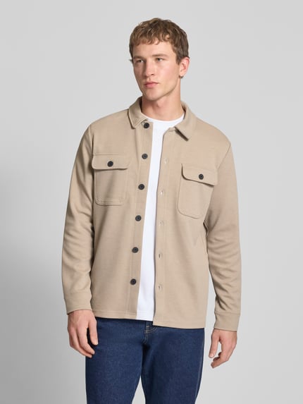 Mannelijk model draagt Regular Fit Hemdjacke met licht structuurpatroon model 'NEWKODYL' van Only & Sons, effen, langemouw, Kentkraag, knoopsluiting, borstzakken, vooraanzicht bovenlichaam.