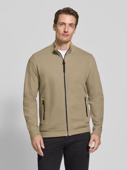 Männermodel trägt Regular Fit Jacke aus Baumwoll-Mix Modell 'SELANIK' von LERROS in Beige mit Reißverschluss, Nahaufnahme Oberkörper. Herren Jacke, Rückenlänge 69 cm, Ärmellänge 65 cm.