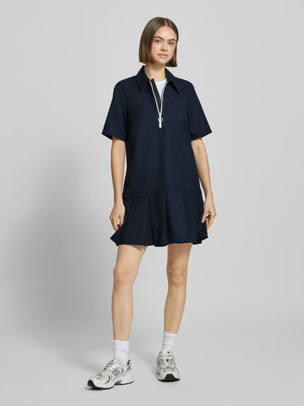 Vrouwenmodel draagt Körpernahes Polokleid met Viskose-Anteil van Marc O'Polo Denim, look: effen, nauwsluitend, minilengte, applicatie met labelstitching, figuurnaden, ritssluiting, korte mouw, twill, ganzkörperansicht van voren.