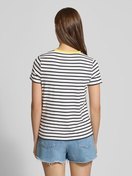 Vrouwenmodel draagt Regular fit T-shirt uit viscose-mix model 'HEART LIFE' van Only, allover strepen, kortemouw, rugaanzicht, dames T-shirt.