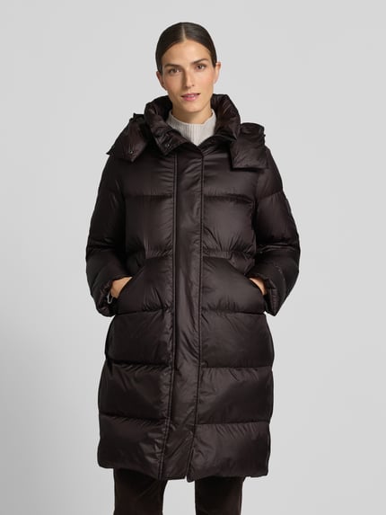 Modelka kobieca ma na sobie Relaxed Fit Mantel in Stepp-Optik von Luisa Cerano, kolor ciemnobrązowy, wpuszczane kieszenie, kaptur ze stójką, krój relaxed fit, Z efektem pikowania, długość tyłu w rozmiarze 36: 95 cm, szerokość w rozmiarze 36: 42 cm, szerokość klatki piersiowej w rozmiarze 36: 55 cm, długość rękawów w rozmiarze 36: 52 cm, zdjęcie całej sylwetki z przodu.