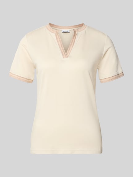 Produktfoto, T-Shirt mit V-Ausschnitt von More & More in creme mit schimmernden Abschlüssen, Modal-Elasthan-Mix, Regular-Fit, Rückenlänge 56 cm bei Größe 36.