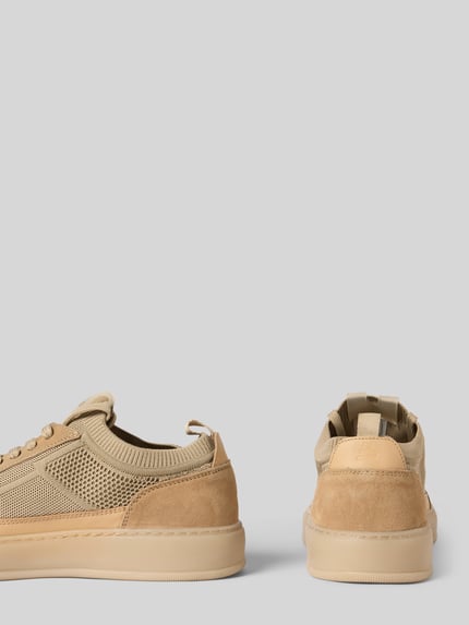 Produktfoto, Sneaker mit Label-Detail von BULLBOXER in Beige, abgerundete Form, Schnürverschluss, strukturierte Sohle, Absatzhöhe 3 cm, Schafthöhe 7 cm, Schaftweite 9 cm, Herren