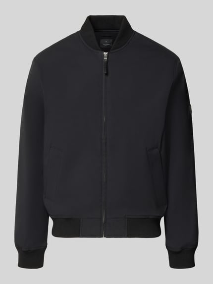 Produktfoto, Bomberjacke mit Reißverschluss und Eingrifftaschen von JACK & JONES premium, krój regular fit, stójka, czarny kolor, gładka tekstura, długość tyłu w rozmiarze M: 66 cm, szerokość ramion w rozmiarze M: 42 cm, szerokość klatki piersiowej w rozmiarze M: 60 cm, długość rękawów w rozmiarze M: 68 cm